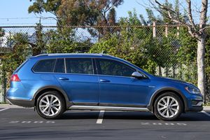 Volkswagen Golf Alltrack SE 2017 d'occasion en bon état, boîte manuelle 6 vitesses, transmission intégrale, bleu soyeux métallisé, non modifiée, sans réserve - Product Image 3