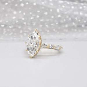 Anillo de Compromiso con Diamante Marquise Cultivado en Laboratorio y Halo Oculto con Piedras Laterales - Product Image 3