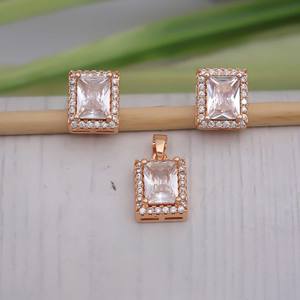 Elegante y Moderno Juego de Colgante Cuadrado con Corte Princesa para Mujer, Chapado en Oro, Acero Inoxidable de Alta Calidad, Brillantes Piedras de Circonia Cúbica - Product Image 2