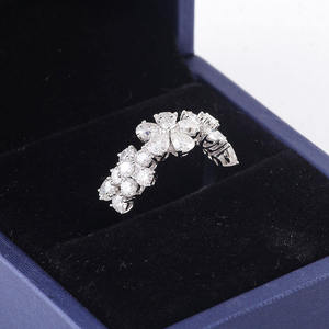 Anillo de Plata 925 con Moissanita, Diseño Único en Forma de Flor, Chapado en Rodio, con Engaste Pavé, Joyería Fina para Mujer, Regalo de Compromiso o Boda - Product Image 3