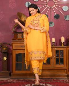 Hermoso traje con secuencia de trabajo bordado - Product Image 5