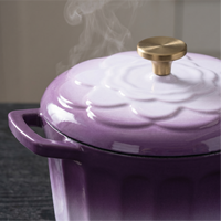 Cocotte en fonte émaillée à couvercle floral en relief, avec corps à rayures verticales, pour braiser, mijoter et cuire au four