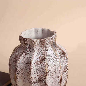 Petit vase en céramique rustique brun texturé à bords festonnés, fait main en argile, décoration de table moderne avec glaçure peinte pour la maison - Product Image 2