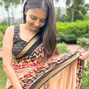 Saree en coton doux avec imprimé floral et imprimé Pallu Livré avec chemisier imprimé et bordure assortie - Product Image 1