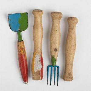 Élégant cultivateur à main en fer avec finition de surface patinée design artisanal créé pour la décoration de jardin saisonnier rustique - Product Image 4