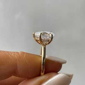 Anillo de Compromiso con Halo Oculto de Diamantes Cultivados en Laboratorio de 2.30 Quilates, Certificado IGI en Oro Amarillo, Impresionantes Anillos de Diamantes - Product Image 5