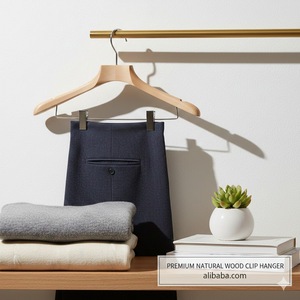 Cintres de luxe en bois de hêtre écologiques avec revêtement antidérapant en caoutchouc pour l'affichage de vêtements haut de gamme en magasin - Product Image 3