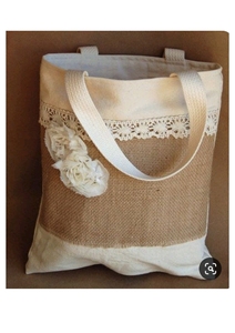Sac fourre-tout en jute avec dentelle florale, panneau décoratif en dentelle et détail de fleur en tissu 3D en beige, conçu pour un transport quotidien élégant - Product Image 3