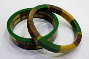 Un brazalete de resina es un tipo de pulsera hecha de resina, un material sintético que se utiliza a menudo para la elaboración. - Product Image 3