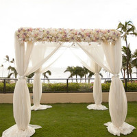 Pipe et drapé et arc de fleurs pour mariage