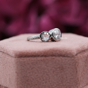 Platine ronde coupe laboratoire cultivé diamant trois pierres réglage luxueux bague de fiançailles bague cadeau pour les femmes IGI - Product Image 4