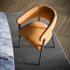 Chaise ergonomique traditionnelle orange et noire avec structure en aluminium et cuir synthétique pour le mobilier de salon - Product Image 2