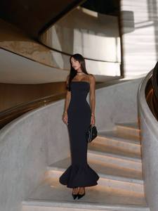 Robe midi moulante noire sans bretelles en coton tissé respirant, avec taille naturelle et dos nu, idéale pour le bureau - Product Image 4