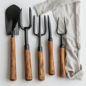 Arrosoir en fer fabriqué à la main en finition patine rustique Artisan fait à la main offrant un accent utilitaire et décoratif mélangé - Product Image 1