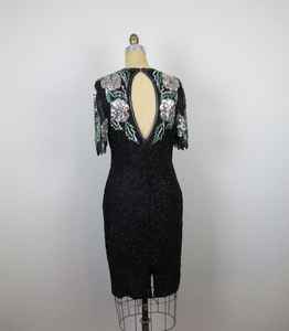 Robe élégante à broderie de longueur de thé A-Line Travail lourd perlé Taille naturelle Style de fête en mousseline de soie pour les occasions spéciales - Product Image 4