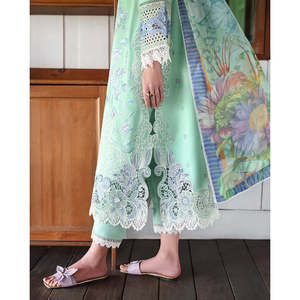 Conjunto Premium MUSHQ de 3 Piezas para Mujer: Camisa Bordada con Dupatta de Seda Estampada y Pantalón - BIC-4909 - Product Image 5