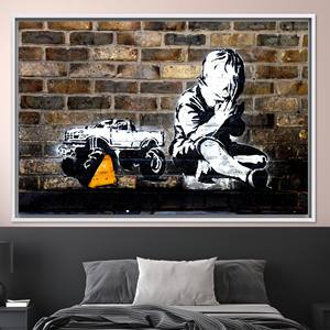 Élégante toile imprimée avec le graffiti du garçon priant de Banksy, toile encadrée blanche - Product Image 1
