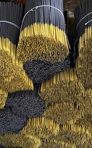 Hermoso Paquete de incienso negro de color uniforme de 8 pulgadas Fragancia de sándalo de carbón de madera perfumada Difusor de incienso de uso religioso - Product Image 2