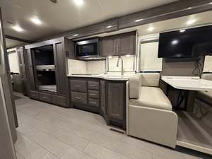 Autocaravana de Lujo Clase A Venture + Envío Gratuito - Product Image 5