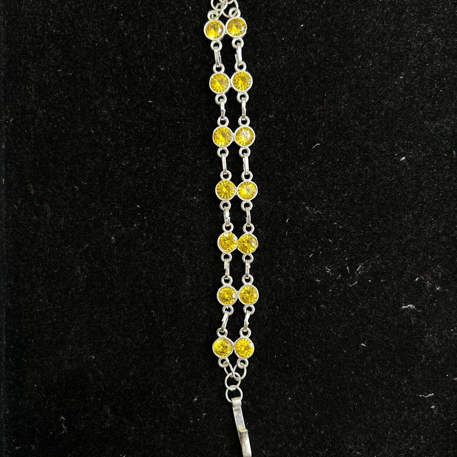 สีเหลือง