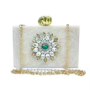 Bolso de mano de resina con cadena desmontable Bolsos de mujer hechos por Crescent Crafts - Product Image 1