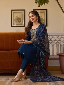 Nuevo 2025 última hermosa Ropa Étnica viscosa Chanderi con bordado de cuentas Kurti pantalón y Dupatta para la venta - Product Image 5
