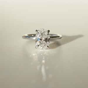 Bague de fiançailles en diamant moissanite de taille ovale de 1.51 ct avec une forme allongée de style glace pilée et une élégance classique - Product Image 1