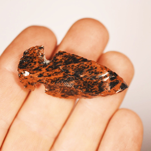 Venta al por mayor de puntas de flecha de piedra natural hechas a mano, cristal para atracción de riqueza, piedra decorativa tallada, fragmentos de piedra en bruto. - Product Image 2