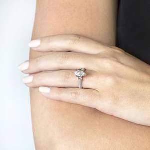 Bague de fiançailles en moissanite avec micro pavé coupe marquise - Product Image 1