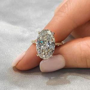 Anillo de Compromiso con Halo Oculto de Corte Ovalado con Diamante Cultivado en Laboratorio, Estilo Lindo para Mujer - Product Image 1