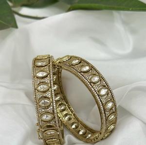 Magnifiques bracelets ouvrables en or plaqué de qualité supérieure Kundan Polki, ensemble de deux paires de bracelets pour la collection de mariage pour femmes - Product Image 1