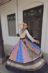 Lehenga Choli de Diseñador para Navratri con Gota Patti y Trabajo de Espejo, Colección Navratri - Product Image 3