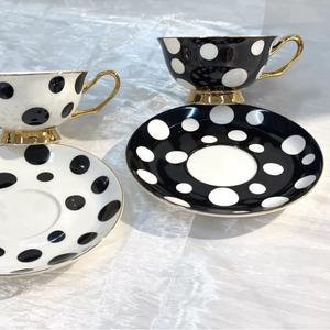 Tasse à café en céramique à pois noirs et blancs de style Hepburn avec soucoupe assortie, 220 ml, durable et portable - Product Image 1