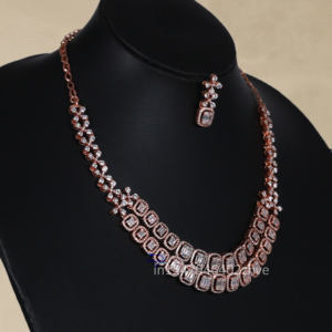 Émerveillez-vous devant l'élégance de ce collier en or rose avec boucle d'oreille ornée d'un diamant rond et baguette captivant - Product Image 2