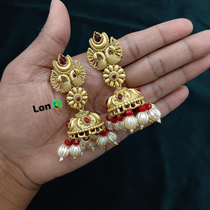 Pendientes Jhumki tradicionales con acabado dorado con piedras y perlas Kundan Accesorio perfecto para trajes indios - Product Image 4