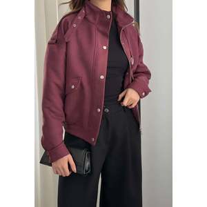 Chaqueta Corta con Cuello Alto Color Borgoña - Borgoña - Product Image 5