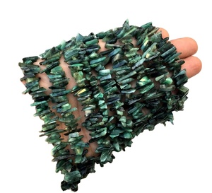 Pierres précieuses émeraude naturelles lisses non coupées perles de puces DIY collier bébé pendentif fabrication de bijoux en gros - Product Image 1