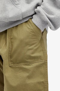 Short kaki utilitaire classique pour hommes avec poches plaquées sur le devant, coupe décontractée et coutures durables pour des vêtements d'extérieur décontractés - Product Image 5