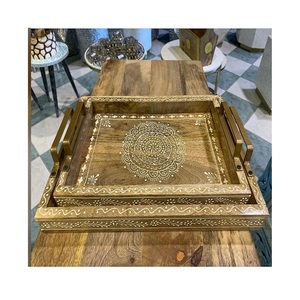 Deux plateaux de service en bois de tailles différentes avec poignées en métal doré, vaisselle de qualité supérieure, plateau alimentaire en Inde - Product Image 1