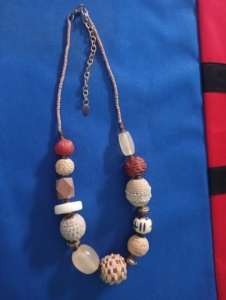 Collar de cuentas de semillas trenzadas multicolor hecho a medida con cadena ajustable rosa, naranja y beige. Ideal para bodas - Product Image 2