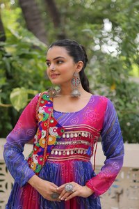 Robe réversible en faux georgette de style indien/pakistanaise pour femmes, Laheriya Bandhej, manches longues, doublure en coton, pour les fêtes et les mariages - Product Image 3