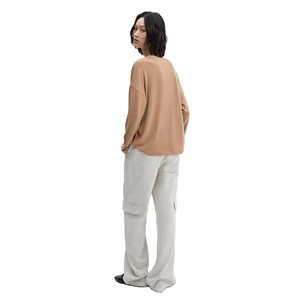 T-shirt pour femme à col en V, sur mesure, de haute qualité, coupe ajustée, tricot uni, teinture unie, confortable, élégant, décontracté, pour l'été - Product Image 3