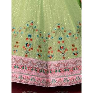 Magnifique ensemble de vêtements pour femmes en georgette verte, style Sangeet, avec dupatta brodé - Product Image 5