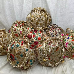 กระเป๋ากำมะหยี่แบบดั้งเดิมสำหรับเจ้าสาวกระเป๋าหูรูดแบบราชวงศ์สำหรับงานแต่งงานกระเป๋าชากุนอินเดียสำหรับงานแต่งงานโปรดปรานวันฮาโลวีนปีใหม่ - Product Image 1