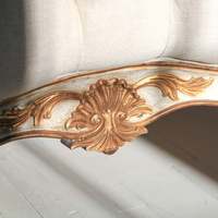 Massives Holzbett im Palast-Stil, Weiß mit Antik-Gold-Finish, Handgefertigte Schnitzereien