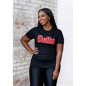 T-shirt brodé en chenille Delta noir Vêtements de sororité en coton de qualité supérieure DST Vêtements grecs T-shirt décontracté à lettre rouge - Product Image 1
