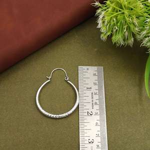 Boucles d'oreilles créoles classiques dorées et argentées, grandes créoles texturées, boucles d'oreilles tendance pour femmes - Product Image 3
