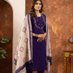 Conjunto de Kurta y Pantalón Bordado en Morado para Mujer con Dupatta Tradicional Estampada - Product Image 1