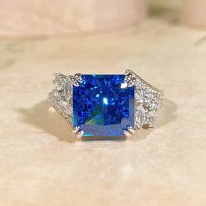 Bague de fiançailles en or 18 carats plaqué or avec diamant moissanite taille brillant bleu royal, certifiée IGI, bijoux - Product Image 1