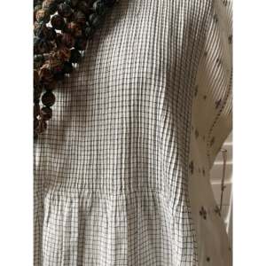 Vestido RIMA Jamdani - Indigo Reflection, Silueta Holgada con Cintura Natural - Product Image 1